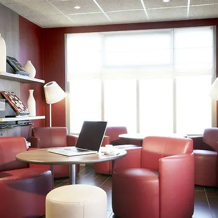 Campanile Lyon Est Aeroport Exupery 호텔 3*