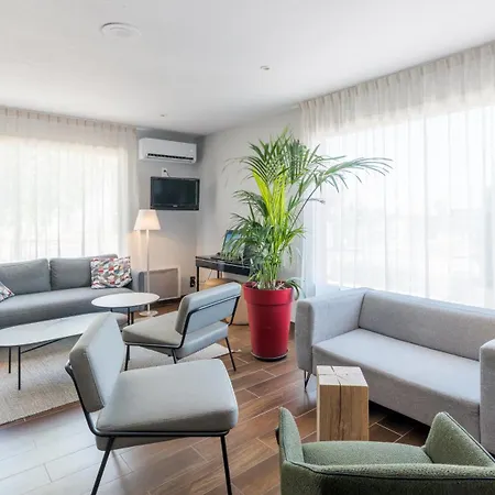 Hotell Campanile Nature - Lyon Est Aeroport Saint Exupery