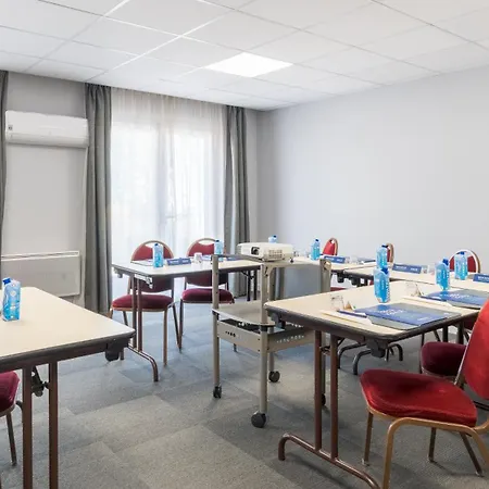 Campanile Nature - Lyon Est Aeroport Saint Exupery Hotell 3*