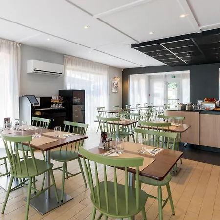 Hotell Campanile Nature - Lyon Est Aeroport Saint Exupery Saint-Laurent-de-Mure