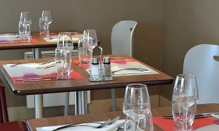 Campanile Lyon Est Aeroport Exupery 호텔 3*